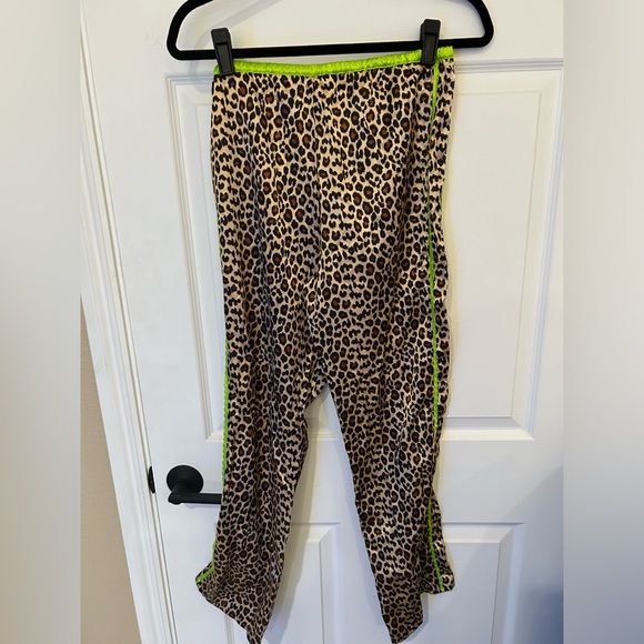 NWT Betsey Johnson Brushed Back Satin Leopard Lime Green Pajama Set Size S - Picture 12 of 12